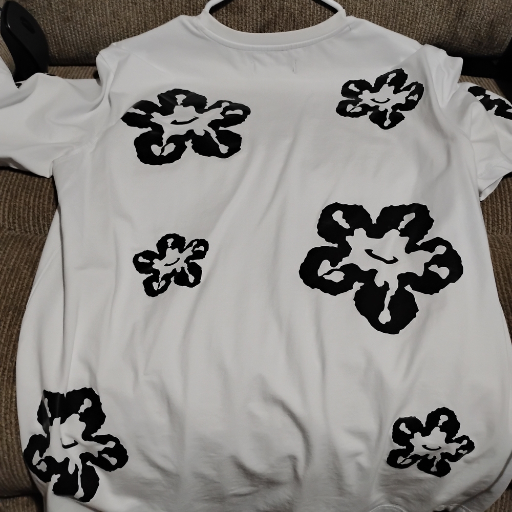 RokuStudio White Top with Black Label